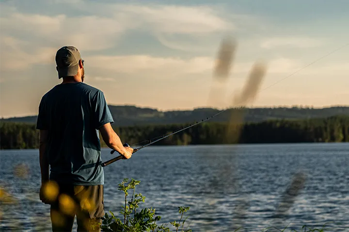 En man som fiskar - Bild av Niclas Lundin - Unsplash